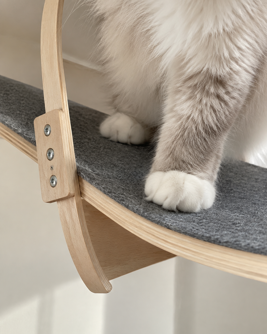 Il va s'effondrer sous le poids du chat. · Option 2 — arbre à chat plafond bois