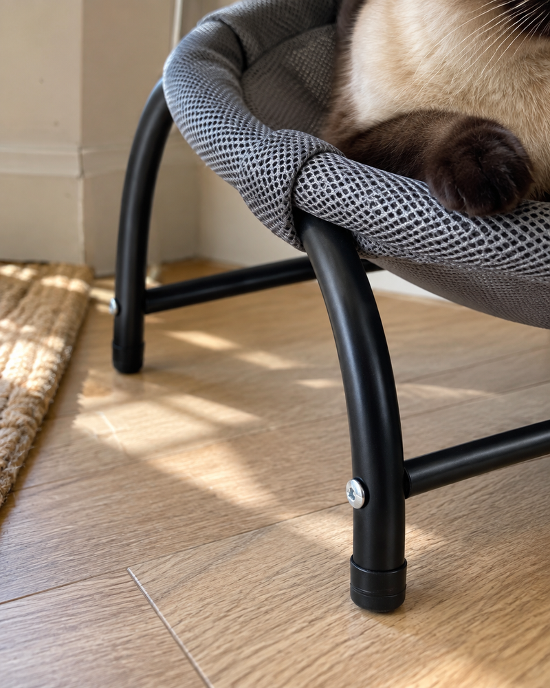 Ça ne tient pas au mur. · Poland — fauteuil suspendu pour chat